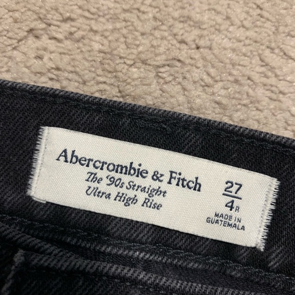 Abercrombie & Fitch - Ultra High Rise 90s Straight Jean - Black, Ripped - Picture 4 of 4